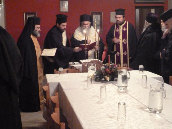 Στην αίθουσα του Ενοριακού Κέντρου τού Ιερού Ναού Αγίου Παντελεήμονος πραγματοποιήθηκε η εκδήλωση κοπής της Πρωτοχρονιάτικης Βασιλόπιτας για τους ιερείς τής Αρχιερατικής Περιφέρειας Αιγείρας, την οποία ευλόγησε ο Ποιμενάρχης μας, Σεβασμιώτατος Μητροπολίτης Καλαβρύτων και Αιγιαλείας κ. Ιερώνυμος. Ο Σεβασμιώτατος, απευθυνόμενος πατρικώς στους ιερείς, ευχήθηκε σε όλους να είναι ευλογημένη, αγιασμένη και δημιουργική η νέα χρονιά. Εξέφρασε την παράκληση και επιθυμία του, το ποιμαντικό έργο των ενοριών τους να αναπτυχθεί και να καρποφορήσει με σκοπό την πνευματική ωφέλεια και τη σωτηρία των πιστών, αλλά και την δοξολογία του ονόματος του Τριαδικού Θεού. Αναφέρθηκε σε πτυχές του πνευματικού και λατρευτικού έργου των ενοριών και έδωσε τις πατρικές του συμβουλές διά την οργάνωση και λειτουργία της πνευματικής ζωής των πιστών. Για να επιτευχθεί όμως αυτό υπογράμμισε ότι θα πρέπει να υπάρχει αμοιβαίος σεβασμός, αγάπη, εμπιστοσύνη, αλληλεγγύη και αγαστή συνεργασία των ιερέων με τον Επίσκοπο, αλλά και των ιερέων μεταξύ τους. Τίποτε να μην σκιάζει τις σχέσεις τους, αλλά όλα να πραγματοποιούνται μέσα σε ένα πνεύμα συναίσθησης ευθύνης για τον άλλον, υπακοής, πραότητας, ταπείνωσης. Στο δείπνο που ακολούθησε αναπτύχθηκε εποικοδομητικός διάλογος, όπου ο Σεβασμιώτατος, με πολλή αγάπη και πατρικό ενδιαφέρον, συζήτησε με τους ιερείς τα προβλήματα που αντιμετωπίζουν στις ενορίες τους, διαβεβαιώνοντάς τους ότι πάντοτε θα είναι κοντά τους, πρόθυμος να τους ακούσει και τους δώσει λύσεις που θα επιφέρουν την εσωτερική ηρεμία και γαλήνη σε εκείνους και την ενορία τους. Επίσης ο Σεβασμιώτατος, συνοδευόμενος από τον Αρχιερατικό Επίτροπο Αιγείρας, Αιδεσιμ. Πρωτοπρεσβύτερο π. Χαράλαμπο Καρούζο και άλλους κληρικούς, επισκέφθηκε τα καταστήματα του κέντρου της Αιγείρας, όπου είχε την ευκαιρία να ανταλλάξει ευχές για το νέο έτος τόσο με τους καταστηματάρχες και τους εργαζομένους όσο και με δεκάδες πολιτών που έσπευσαν να πάρουν την ευλογία του.