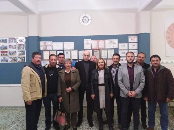 Στα πλαίσια συνέχων επαφών και συναντήσεων της Ομοσπονδίας Συλλογών Αιγιάλειας (Ο.Σ.Α) με Πολιτειακούς παράγοντες και φορείς της περιοχή μας, συναντήθηκαν στο φιλόξενο γραφείο του Χορευτικού Ομίλου Αβύθου «Aχαιοί» την Τετάρτη 19/02/2020, η προσωρινή διοίκηση της Ομοσπονδίας αποτελούμενη από τους Σταύρο Κ Καραδημητρόπουλο πρόεδρο, Ανδρέα Παλαιολογόπουλο Αντιπρόεδρο Νικόλαο Παπαδόπουλο Γεν. Γραμματέα, Αθανάσιο Μπαλτουμά ταμία, Σπύρο Χριστόπουλο, Γεώργιο Ρόζο, Φάνη Παπαδόπουλο, Θανάση Κόρδα και Ολυμπία Ρούβαλη με την Κα Βασιλική Ψυχράμη Αντιδήμαρχος τεχνικών έργων - επικεφαλής της παράταξης «ΠΟΙΟΤΙΚΗ ΑΙΓΙΑΛΕΙΑ» και τον Κο Στράτο Βαρδάκη Αντιδήμαρχο τουρισμού και Ποιότητα Ζωής του Δήμου Αιγιαλείας. Συζητήθηκαν θέματα για την Ομοσπονδία Συλλογών Αιγιαλείας και έγινε ενημέρωση για τους σκοπούς, τους στόχους αλλά και για τις επικείμενες δράσεις που θα γίνουν στο νέο έτος. Από την μεριά τους η Κα Ψυχράμη και ο Κο Βαρδάκης συνεχάρηκαν όλα τα ιδρυτικά σωματεία που ξεκίνησαν αυτή την πρωτόγνωρη προσπάθεια για την Αιγιάλεια, δήλωσαν τον ενθουσιασμό τους που κατάφεραν επιτέλους σωματεία να ενωθούν με στόχο την πολιτιστική ανάπτυξη της Αιγιάλειας. Ακόμη η Κα Ψυχράμη ενημέρωσε ότι είχε προσπαθήσει στο παρελθόν με πρωτοβουλία της να δημιουργηθεί ένας παρόμοιος φορέας. Επιπλέον η Κα Ψυχράμη αλλά και ο Κο Βαρδάκης τόνισαν ότι πιστεύουν και στηρίζουν την προσπάθεια αυτή των σωματείων και διαβεβαίωσαν ότι θα είναι δίπλα στην Ο.Σ.Α. για ότι χρειαστεί στο Δημοτικό συμβούλιο αλλά και γενικά στις δράσεις που θα ακολουθήσουν. Οι συναντήσεις θα συνεχιστούν και με άλλους φορείς για ενημέρωση.