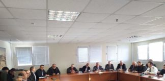 Ενημέρωση για τον κορωνοϊό και τα μέτρα πρόληψης στην έδρα της Π.Ε. Αχαΐας Σύσκεψη σχετικά με την διακίνηση των επιβατών στα λιμάνια και τα αεροδρόμια της Περιφέρειας Δυτικής Ελλάδας, τα προληπτικά μέτρα αλλά και τα μέτρα αντιμετώπισης ενδεχομένων κρουσμάτων του κορωνοϊού, πραγματοποιήθηκε σήμερα, Τρίτη 25 Φεβρουαρίου 2020 στην έδρα της Περιφερειακής Ενότητας Αχαΐας, υπό την προεδρία του Αντιπεριφερειάρχη, Χαράλαμπου Μπονάνου. Στη σύσκεψη συμμετείχαν όλοι οι εμπλεκόμενοι και αρμόδιοι φορείς και κατά τη διάρκειά της, ο αντιπρόεδρος του ΕΟΔΥ, Γεώργιος Παναγιωτακόπουλος, (Παθολόγος και Επίκουρος Καθηγητής Κλινικής Φαρμακολογίας Πανεπιστημίου Πατρών) και οι επιστήμονες, Ανδριάνα Παυλή (Ιατρός Δημόσιας Υγείας, Διευθύντρια Ταξιδιωτικής Ιατρικής), Σοφία Χατζηαναστασίου (Παθολόγος – Λοιμωξιολόγος) και Χαράλαμπος Γώγος (Καθηγητής Παθολογίας - Λοιμωξιολογίας) ενημέρωσαν πλήρως τους παρευρισκόμενους σχετικά με την εξέλιξη της επιδημιολογίας του κορωνοϊού και τα μέτρα που μπορούν να λαμβάνονται, κυρίως στα πλοία. Σημειώνεται πως οι ειδικοί δεν μίλησαν για την ανάγκη λήψης πρόσθετων μέτρων, παρά μόνο για πλήρη και διεξοδική ενημέρωση των πολιτών με την ανάρτηση σχετικών αφισών και τη διανομή ανάλογων φυλλαδίων, ενώ επίσης, υπογράμμισαν την κεφαλαιώδη σημασία αυστηρής τήρηση των ατομικών μέτρων υγιεινής. Από την πλευρά του, ο Αντιπεριφερειάρχης, Χαράλαμπος Μπονάνος, τόνισε: «Η οικονομική και κοινωνική ζωή της Πάτρας, αλλά και κάθε περιοχής της Δυτικής Ελλάδας, συνεχίζεται κανονικά και αδιατάρακτα. Η καλύτερη προστασία απέναντι στον κορωνοϊό, αλλά και σε κάθε νόσο, είναι η καλή και αξιόπιστη ενημέρωση του πολίτη. Και η ενημέρωση αυτή γίνεται μόνο από τους υπεύθυνους της δημόσιας Υγείας και τα αρμόδια όργανα. Γι’ αυτό και κανένας δεν πρέπει να ενδίδει σε φήμες και διαδόσεις, χωρίς καμία εγκυρότητα». Στη σύσκεψη πήραν μέρος: Η Γεωργία Πλώτα (προϊσταμένη Γενικής Δ/νσης Δημόσιας Υγείας και Κοινωνικής Μέριμνας), η Σοφία Συμεωνίδου, (Προϊσταμένη Δ/νσης Δημόσιας Υγείας και Κοινωνικής Μέριμνας ΠΕ Αχαΐας), ο Θεόδωρος Λάμπος, (Προϊστάμενος της Δ/νσης Δημόσιας Υγείας), ο Νίκος Φατούρος (Προϊστάμενος Δ/σης Δημόσιας Υγείας και Κοινωνικής Μέριμνας ΠΕ Αιτ/νίας), η Πηνελόπη Σουδενιώτη (Δ/νση Δημόσιας Υγείας και Κοινωνικής Μέριμνας ΠΕ Ηλείας), ο Νίκος Γυφτάκης (Προϊστάμενος της Αυτοτελούς Δ/νσης Πολιτικής Προστασίας της ΠΔΕ), η Αγγελική Κανελλοπούλου (Δ/ντρια ΕΚΑΒ Δυτικής Ελλάδας), ο Διονύσιος Μαρκόπουλος (Διευθυντής Τελωνείου Πατρών), ο Γεώργιος Μιχαλόπουλος (Αστυνομικός Δ/ντης Αχαΐας), ο Χάρης Τσίτσικας, (Πρόεδρος της Ένωσης των Αστυνομικών Υπάλληλων Νομού Αχαΐας), η Ελένη Γιαννάκη, (Αναπληρώτρια Διευθύντρια Πολιτικής Αεροπορίας Αεροδρομίου Αράξου), ο Νικόλαος Ματούλας, (Κεντρικός Λιμενάρχης Πάτρας), η Βασιλική Ασημακοπούλου, (Λιμενάρχης Κυλλήνης), ο Ηλίας Μάργαρης (Λιμεναρχείο Κατακώλου), ο Γεώργιος Παπαγεωργίου (Διοικητής Λιμενικής Αστυνομίας Λιμεναρχείου Ι.Π. Μεσολογγίου), ο Παναγιώτης Τσώνης (Διευθύνων Σύμβουλος ΟΛΠΑ), ο Ανδρέας Πατούχας, (Πρόεδρος της Ένωσης Ναυτικών Πρακτόρων Πατρών και Δυτικής Ελλάδας), καθώς επίσης και εκπρόσωποι ναυτιλιακών εταιρειών.