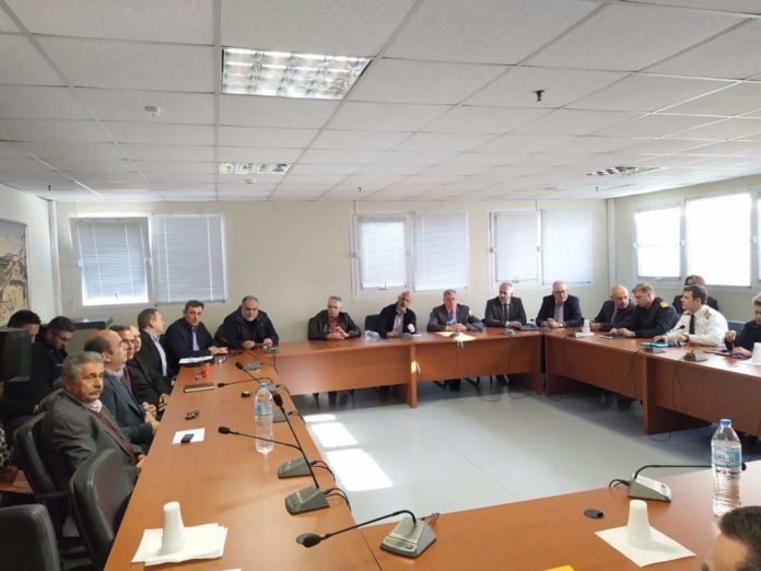Σύσκεψη σχετικά με την διακίνηση των επιβατών στα λιμάνια και τα αεροδρόμια της Περιφέρειας Δυτικής Ελλάδας, τα προληπτικά μέτρα αλλά και τα μέτρα αντιμετώπισης ενδεχομένων κρουσμάτων του κορωνοϊού, πραγματοποιήθηκε σήμερα, Τρίτη 25 Φεβρουαρίου 2020 στην έδρα της Περιφερειακής Ενότητας Αχαΐας, υπό την προεδρία του Αντιπεριφερειάρχη, Χαράλαμπου Μπονάνου. Στη σύσκεψη συμμετείχαν όλοι οι εμπλεκόμενοι και αρμόδιοι φορείς και κατά τη διάρκειά της, ο αντιπρόεδρος του ΕΟΔΥ, Γεώργιος Παναγιωτακόπουλος, (Παθολόγος και Επίκουρος Καθηγητής Κλινικής Φαρμακολογίας Πανεπιστημίου Πατρών) και οι επιστήμονες, Ανδριάνα Παυλή (Ιατρός Δημόσιας Υγείας, Διευθύντρια Ταξιδιωτικής Ιατρικής), Σοφία Χατζηαναστασίου (Παθολόγος – Λοιμωξιολόγος) και Χαράλαμπος Γώγος (Καθηγητής Παθολογίας - Λοιμωξιολογίας) ενημέρωσαν πλήρως τους παρευρισκόμενους σχετικά με την εξέλιξη της επιδημιολογίας του κορωνοϊού και τα μέτρα που μπορούν να λαμβάνονται, κυρίως στα πλοία. Σημειώνεται πως οι ειδικοί δεν μίλησαν για την ανάγκη λήψης πρόσθετων μέτρων, παρά μόνο για πλήρη και διεξοδική ενημέρωση των πολιτών με την ανάρτηση σχετικών αφισών και τη διανομή ανάλογων φυλλαδίων, ενώ επίσης, υπογράμμισαν την κεφαλαιώδη σημασία αυστηρής τήρηση των ατομικών μέτρων υγιεινής. Από την πλευρά του, ο Αντιπεριφερειάρχης, Χαράλαμπος Μπονάνος, τόνισε: «Η οικονομική και κοινωνική ζωή της Πάτρας, αλλά και κάθε περιοχής της Δυτικής Ελλάδας, συνεχίζεται κανονικά και αδιατάρακτα. Η καλύτερη προστασία απέναντι στον κορωνοϊό, αλλά και σε κάθε νόσο, είναι η καλή και αξιόπιστη ενημέρωση του πολίτη. Και η ενημέρωση αυτή γίνεται μόνο από τους υπεύθυνους της δημόσιας Υγείας και τα αρμόδια όργανα. Γι’ αυτό και κανένας δεν πρέπει να ενδίδει σε φήμες και διαδόσεις, χωρίς καμία εγκυρότητα». Στη σύσκεψη πήραν μέρος: Η Γεωργία Πλώτα (προϊσταμένη Γενικής Δ/νσης Δημόσιας Υγείας και Κοινωνικής Μέριμνας), η Σοφία Συμεωνίδου, (Προϊσταμένη Δ/νσης Δημόσιας Υγείας και Κοινωνικής Μέριμνας ΠΕ Αχαΐας), ο Θεόδωρος Λάμπος, (Προϊστάμενος της Δ/νσης Δημόσιας Υγείας), ο Νίκος Φατούρος (Προϊστάμενος Δ/σης Δημόσιας Υγείας και Κοινωνικής Μέριμνας ΠΕ Αιτ/νίας), η Πηνελόπη Σουδενιώτη (Δ/νση Δημόσιας Υγείας και Κοινωνικής Μέριμνας ΠΕ Ηλείας), ο Νίκος Γυφτάκης (Προϊστάμενος της Αυτοτελούς Δ/νσης Πολιτικής Προστασίας της ΠΔΕ), η Αγγελική Κανελλοπούλου (Δ/ντρια ΕΚΑΒ Δυτικής Ελλάδας), ο Διονύσιος Μαρκόπουλος (Διευθυντής Τελωνείου Πατρών), ο Γεώργιος Μιχαλόπουλος (Αστυνομικός Δ/ντης Αχαΐας), ο Χάρης Τσίτσικας, (Πρόεδρος της Ένωσης των Αστυνομικών Υπάλληλων Νομού Αχαΐας), η Ελένη Γιαννάκη, (Αναπληρώτρια Διευθύντρια Πολιτικής Αεροπορίας Αεροδρομίου Αράξου), ο Νικόλαος Ματούλας, (Κεντρικός Λιμενάρχης Πάτρας), η Βασιλική Ασημακοπούλου, (Λιμενάρχης Κυλλήνης), ο Ηλίας Μάργαρης (Λιμεναρχείο Κατακώλου), ο Γεώργιος Παπαγεωργίου (Διοικητής Λιμενικής Αστυνομίας Λιμεναρχείου Ι.Π. Μεσολογγίου), ο Παναγιώτης Τσώνης (Διευθύνων Σύμβουλος ΟΛΠΑ), ο Ανδρέας Πατούχας, (Πρόεδρος της Ένωσης Ναυτικών Πρακτόρων Πατρών και Δυτικής Ελλάδας), καθώς επίσης και εκπρόσωποι ναυτιλιακών εταιρειών.