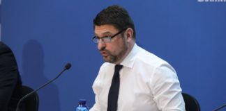 Χαρδαλιάς για τον συνωστισμό στις πλατείες xardialias