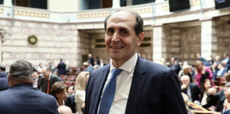 Το τελευταίο αντίο στον Απόστολο Βεσυρόπουλο: Ο πολιτικός κόσμος πενθεί τον ξαφνικό χαμό του