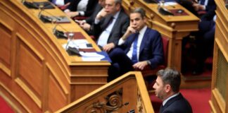 Μετωπική κυβέρνησης – ΠαΣοΚ στη σκιά της ΔΕΘ: Ο 13ος μισθός, ο ΟΠΕΚΕΠΕ και η πολιτική αντιπαράθεση