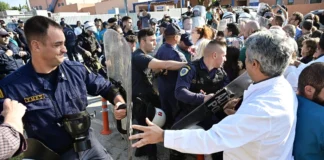 Σκλήρης αστυνομική δράση κατά διαμαρτυρίας στο “Αττικόν” κατά την επίσκεψη Μητσοτάκη