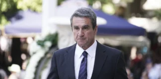 Πολιτικό Παρασκήνιο: Ανασχηματισμοί, εσωκομματικές συγκρούσεις και η αναζήτηση νέων πολιτικών δρόμων