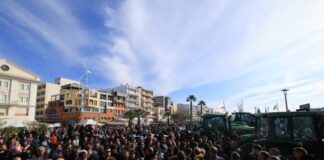 Βόλος: Κλοιός αγροτών στο λιμάνι και τελεσίγραφο για αποχώρηση έως τις 13:00