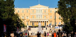 Εκτός ατζέντας: Οι νέοι, οι συνταξιούχοι και οι αγρότες στη σκιά του πολιτικού «οργασμού»