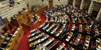 Συνταγματική Αναθεώρηση: Συναίνεση-έκπληξη για τα άρθρα 16 και 86 – Ο ρόλος του ΠΑΣΟΚ και οι γέφυρες Γαβρόγλου