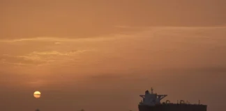 Σύγκρουση φορτηγών πλοίων στα Στενά του Ορμούζ