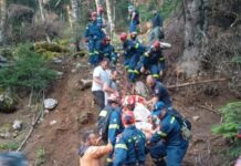 Ολονύχτια επιχείρηση στα Καλάβρυτα – Πυροσβέστες έσωσαν πεζοπόρο που έπεσε σε γκρεμό
