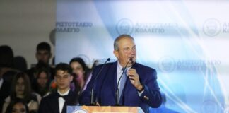 «Η πατρίδα είναι μεγαλύτερη από εμάς» – Το μήνυμα Καραμανλή στους νέους αποφοίτους