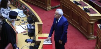 Με Βαριά Κληρονομιά: Ορκίστηκε ο Διάδοχος του Ταγαρά στη Βουλή – Συγκίνηση και Ευχές για τον Νέο Βουλευτή της ΝΔ