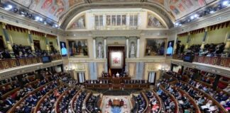 Ιστορική Παρέμβαση Πάπα Λέοντα στη Μαδρίτη: «Τα Όπλα Φέρνουν Μόνο Σιωπή, Όχι Ειρήνη» — Επτά Λεπτά Χειροκροτήματα από τους Ισπανούς Βουλευτές
