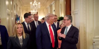 300 δισ. δολάρια, ένας κόλακας και μια Ευρώπη που σφυρίζει αδιάφορα