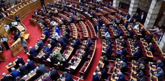 Μάχες στην Αναθεώρηση: Άρθρο 16, Τεχνητή Νοημοσύνη και η πρόταση για τη γυναικοκτονία που «σπάει» την ατζέντα