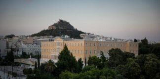 Οι πολίτες πληρώνουν τα χρέη τους – Τα κόμματα όχι: Η απαράδεκτη εξαίρεση ΝΔ και ΠΑΣΟΚ
