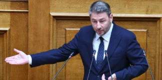 Ανδρουλάκης στη Βουλή: «Εμφανιστήκατε ως θεματοφύλακας και κάνατε χειρότερα» – Προσωπική επίθεση σε Μητσοτάκη