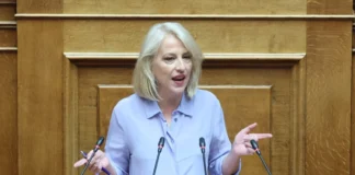 Δούρου: «Η επέτειος της Δημοκρατίας δεν συνυπάρχει με νοσταλγούς της χούντας» – Η απάντηση στον Μητσοτάκη