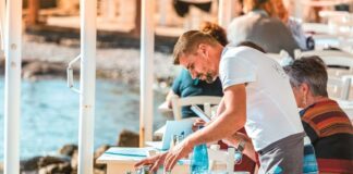 Οι έλληνες εργαζόμενοι δουλεύουν πολύ, αλλά παράγουν λίγο – και αυτό δεν είναι δικό τους λάθος