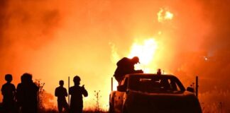 Οι πυροσβέστες πληρώνουν το τίμημα – δύο άνδρες στο νοσοκομείο με αναπνευστικά προβλήματα