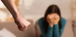 Σοκ στην Καλλιθέα: 37χρονη απέβαλε μετά από άγριο ξυλοδαρμό – Ο πρώην σύντροφος παραδέχθηκε τις πράξεις του
