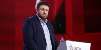 Ο Ζαχαριάδης πέταξε το μικρόφωνο – και η Κουμουνδούρου μένει χωρίς φωνή