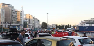 Πειραιάς: Το αδιαχώρητο της μαζικής εξόδου – Ουρές και ταλαιπωρία μετά την ακύρωση του Blue Star Paros