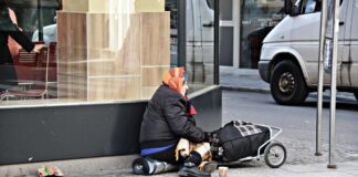 Όταν η κοινωνία σου λέει «δεν ανήκεις» – Οι πληγές του αποκλεισμού