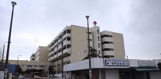Φωτιά στο Θριάσιο: Εκκένωση ισογείου, 15 πυροσβέστες στη μάχη – Τι συνέβη