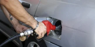 Το diesel παίρνει φωτιά, η βενζίνη τσιμπιέται – και ο Ιούλιος μπαίνει με ανάποδο γκάζι