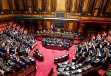 Μελόνι – «Πύρρειος νίκη» μετά τις διαρροές – Πέρασε ο εκλογικός νόμος, αλλά το ράγισμα στον συνασπισμό είναι ορατό