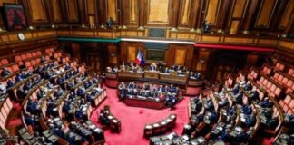 Μελόνι – «Πύρρειος νίκη» μετά τις διαρροές – Πέρασε ο εκλογικός νόμος, αλλά το ράγισμα στον συνασπισμό είναι ορατό