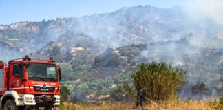 Αίγιο: Βελτιωμένη η εικόνα της φωτιάς – 100 πυροσβέστες και δύο ελικόπτερα συνεχίζουν τη μάχη