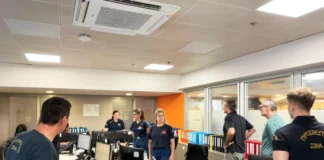 Μητσοτάκης στο Συντονιστικό Κέντρο: Μάχη με τις φλόγες υπό αντίξοες συνθήκες – Μόνο ελικόπτερα επιχειρούν
