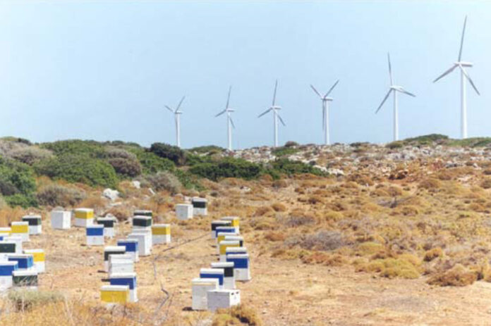 Χωροταξικό ΑΠΕ αιολικά: Αιολικό πάρκο σε ελληνικό τοπίο.