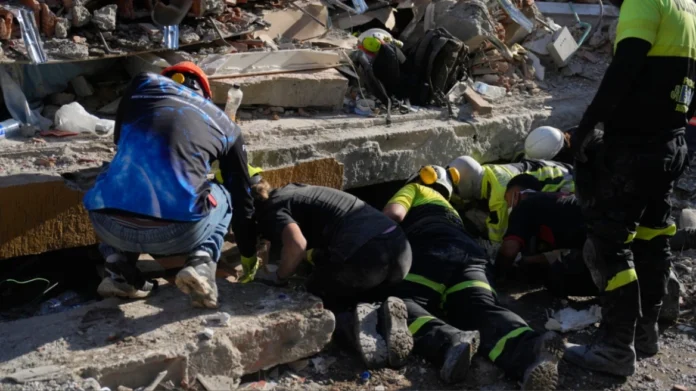Σωστικά συνεργεία στα ερείπια μετά τον σεισμό 7,4 Ρίχτερ στην Κολομβία