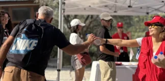 Ο Ερυθρός Σταυρός «στρατοπεδεύει» στην Ακρόπολη – Μοιράζει νερό, καπέλα και βεντάλιες στους επισκέπτες