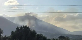Φωτιά στον Κουβαρά Αττικής: Καίει κοντά σε οικισμό – 3 ελικόπτερα ρίχνουν νερό Φωτιά στον Κουβαρά Αττικής: Ελικόπτερο ρίχνει νερό για την κατάσβεση της πυρκαγιάς