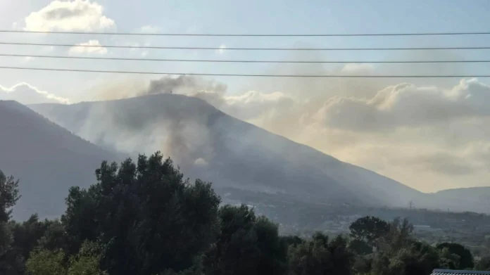 Φωτιά στον Κουβαρά Αττικής: Ελικόπτερο ρίχνει νερό για την κατάσβεση της πυρκαγιάς