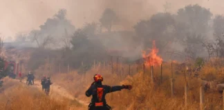 Δυτική Αττική: Ποια σημεία παραμένουν κλειστά – Οι εκτροπές κυκλοφορίας λόγω της πυρκαγιάς
