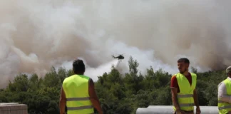 Μάνδρα: Νέα διακοπή κυκλοφορίας λόγω της φωτιάς – Αποκαταστάθηκε ο δρόμος προς Πόρτο Γερμενό