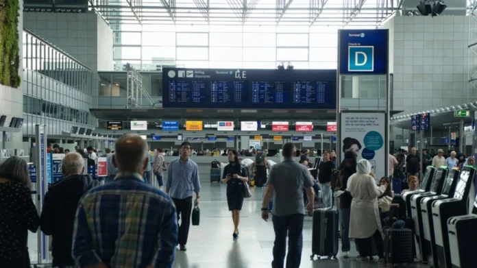 Επιβάτες σε ουρά αναμονής σε αεροδρόμιο – αρχείο