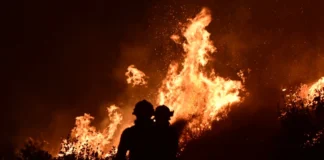 Πάστρα Κεφαλονιάς: Νυχτερινή μάχη με τις φλόγες – Έξι μηνύματα 112 και διαδοχικές εκκενώσεις