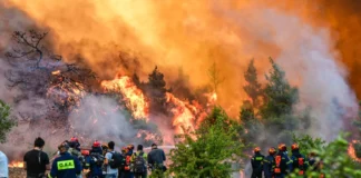 Ψάθα: Η φωτιά έφτασε στα σπίτια – Εκκενώνεται ο οικισμός με το 112