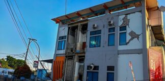 Ισχυρός σεισμός 7,7 Ρίχτερ στην Ινδονησία – Δύο νεκροί, η προειδοποίηση για τσουνάμι ανακλήθηκε.