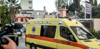 Αιγιάλεια: Μητέρα συνελήφθη επειδή χαστούκιζε 6χρονο σε παραλία – Εισαγγελέας διέταξε νοσηλεία Ασθενοφόρο του ΕΚΑΒ έξω από νοσοκομείο – φωτογραφία αρχείου.