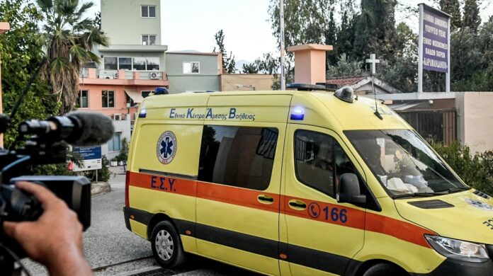Ασθενοφόρο του ΕΚΑΒ έξω από νοσοκομείο – φωτογραφία αρχείου.