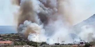 Φωτιά στη Λήμνο: 112 ήχησε για εκκένωση οικισμών – Επιχείρηση απεγκλωβισμού 59 ατόμων από θαλάσσης