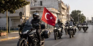 Κομοτηνή: Τουρκικές σημαίες, εμβατήρια και το σήμα των «Γκρίζων Λύκων» από μοτοσικλετιστές – Προσαγωγές και τρίωρος έλεγχος από την ΕΛ.ΑΣ.
