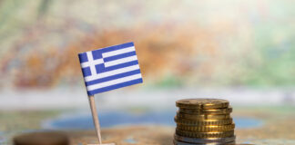 «Κυρα Λένα, Κυρ-Μήτσο, κάτσε να στα πούμε λιανά»: Τι πραγματικά γίνεται με το χρέος, τις «νάρκες» και τα λεφτά σου